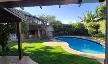 Imagem 2: Esta deslumbrante casa de 650 m² combina elegância, conforto e sofisticação em um dos ende