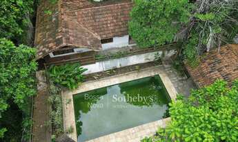 Imagem 3: Residência integrada à natureza com vistas amplas e áreas bem distribuídas