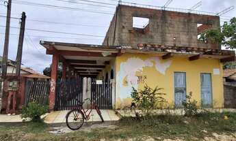 Imagem 3: Apartamentos e casa ao fundo com 4 quartos, sala, banheiro, cozinha e varanda