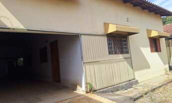 Imagem: Casa sozinha no lote