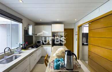 Imagem 6: Casa de de rua com 360m2, 3 suites, 5 vagas de garagem, piscina e churrasqueira