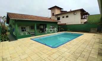 Imagem 2: Casa à venda, com 04 dormitórios, com piscina, jardim, 04 vagas cobertas no Jardim Aruan e