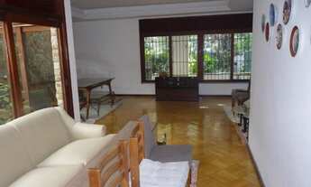 Imagem: Boa casa, de esquina, perto do colégio