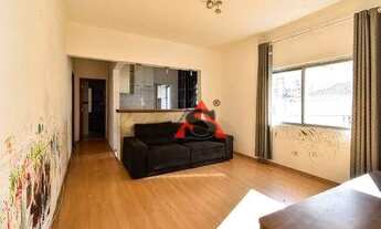 Imagem 2: Apartamento espaçoso, arquitetura moderna e com alguns móveis (sofá, todos os armários da