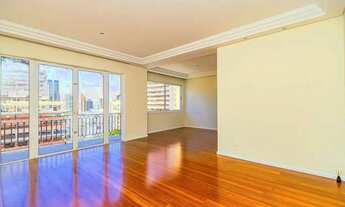 Imagem 3: Apartamento 227m², 4 quartos, 2 suíte, 2 vagas, Churrasqueira, lareira. Bairro Batel