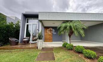 Imagem 2: Casa com 4 suítes, térrea mobiliada e decorado com piscina, no condomínio fechado Dubaí em