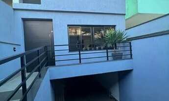 Imagem 2: Sobrado para venda possui 218 metros quadrados com 3 quartos em Vila Camilópolis - Santo A