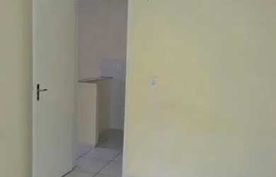 Imagem 7: CASA FORRADA, COM 1 QUARTO, BANHEIRO, SALA/COZINHA E AREA DE SERVICO E GRADES DE PROTECAO