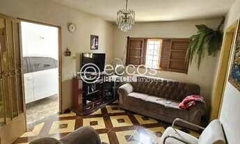 Imagem: Casa à venda, 6 quartos, 1 suíte, 1 vaga