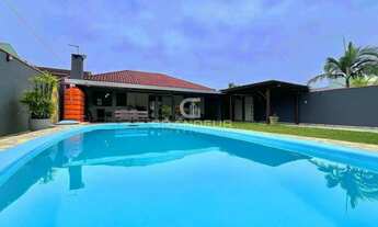 Imagem 2: Casa térrea com 3 dormitórios, piscina e amplo quintal em terreno de 525m²