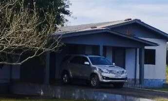 Imagem 2: Chácara com casa de alvenaria, terreno plano com 4.572m², poço industrial e árvores