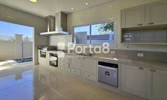 Imagem 5: Casa Neoclássica no Condomínio Village Provence - Sofisticação e Conforto Frente à Área de