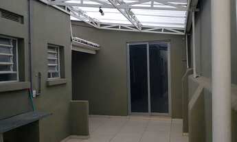 Imagem 5: Sobrado comercial, ao lado da estação de metro Santa Cruz