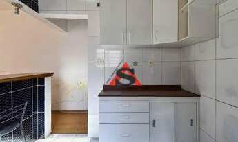 Imagem 5: Apartamento espaçoso, arquitetura moderna e com alguns móveis (sofá, todos os armários da