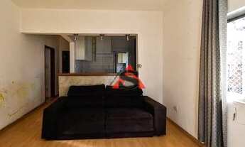 Imagem 4: Apartamento espaçoso, arquitetura moderna e com alguns móveis (sofá, todos os armários da