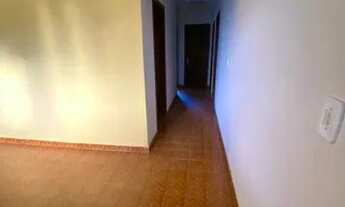 Imagem 2: Vendo casa principal, com 3 quitinetes ao fundo