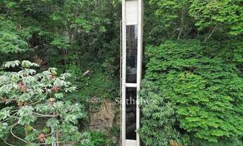 Imagem 2: Residência integrada à natureza com vistas amplas e áreas bem distribuídas