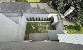 Imagem 3: Sobrado com amplo espaço e muito verde