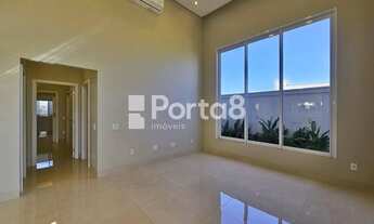 Imagem 4: Casa Neoclássica no Condomínio Village Provence - Sofisticação e Conforto Frente à Área de