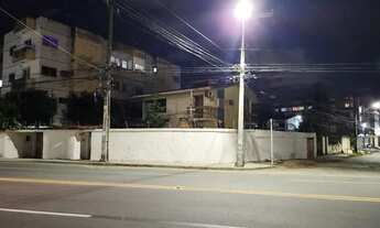 Imagem: Casa com piscina na avenida principal no