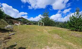 Imagem 3: Terreno com leve declive e área de 2.400 m² no bairro Descansópolis em Campos do Jordão