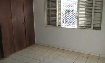 Imagem: Quarto individual feminino mobiliado com