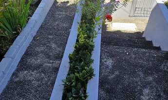 Imagem 15: Casa 2Q, Quintal com Linda Floreira, Rica em Armários e Rua com Controle de Acesso J. Gua