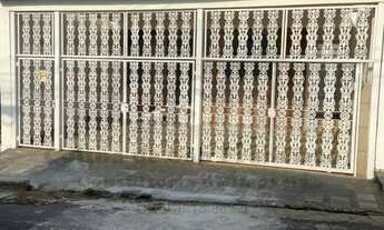 Imagem 2: Excelente casa Térrea com 3 dormitórios sendo 1 suite , 2 vgs de garagem , Edícula em rua