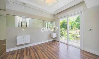 Imagem 6: Casa de Alto Padrão com 3 Dormitórios e Espaço Gourmet em Santo Inácio, Curitiba