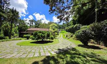 Imagem 2: Casa elegante ampla de 425m², com terreno de 4.769m² e casa adicional em Mury, Nova Fribur