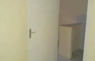 Imagem 6: CASA FORRADA, COM 1 QUARTO, BANHEIRO, SALA/COZINHA E AREA DE SERVICO E GRADES DE PROTECAO