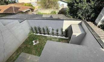 Imagem 4: Sobrado com amplo espaço e muito verde