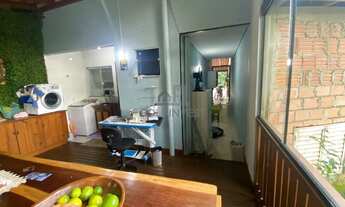 Imagem 2: Exclusiva Casa Geminada no Aimoré: Deck de Madeira Rústica com Vista para a Floresta e Rio