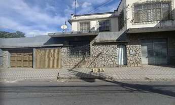 Imagem 2: Casa ampla com 3 quartos, suíte com banheira e terraço no Centro – 2 vagas de garagem