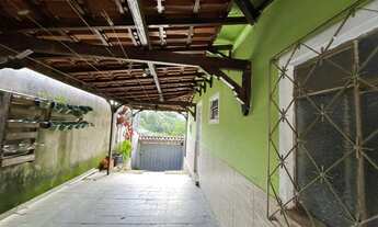 Imagem 4: Casa Ampla e Segura com Grande Área Externa e Horta – 3 Quartos e Vagas para 4 Carros!