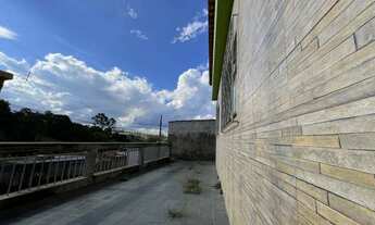 Imagem 3: Casa Ampla e Segura com Grande Área Externa e Horta – 3 Quartos e Vagas para 4 Carros!