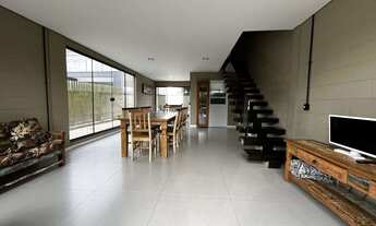 Imagem: Sobrado à venda com piscina em Guaratuba