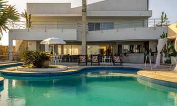 Imagem 3: Casa Alto Padrão - Frente Total para o Mar: Luxo, Design e Natureza Integrada