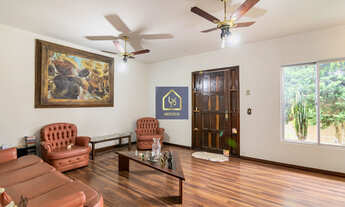 Imagem 3: Casa com 4 dormitórios (1 suíte) à venda. São 320 m² privativos por R$ 1.416.000 no bairro