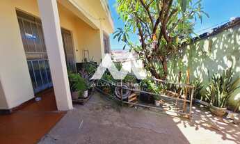 Imagem 2: Casa Padrão - Oportunidade para quem busca um terreno ou uma casa com um lote de 500 m2 no