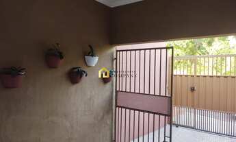 Imagem 2: Casa com dois quartos, sendo uma suíte, com duas vagas de garagem coberta