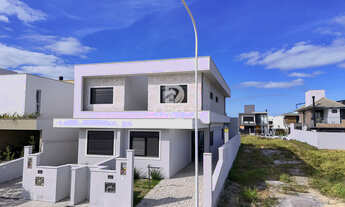 Imagem: Casa sobrado no bairro Campeche, em Florianópolis-SC