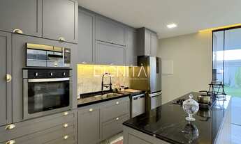 Imagem 5: Elegância Neoclássica no Alphaville – Sofisticação em Cada Detalhe