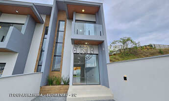 Imagem 3: Sobrado moderno com suíte e churrasqueira no bairro Itoupavazinha – Blumenau-SC