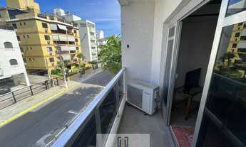 Imagem 1: Apartamento padrão com sacada, 3 dormitórios sendo 1 suíte, lado praia na Enseada-Guarujá