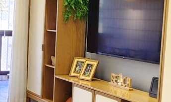 Imagem 4: Apartamento reformado com acesso a sacada envidraçada, 2 dormitórios climatizados sendo 1