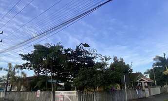 Imagem: Casa de esquina, com asfalto em ambos os