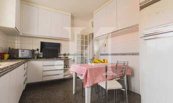 Imagem 6: Casa sobrado de 220m², 4 dormitórios, sendo 1 suíte com sacada, área gourmet com 1 banheir