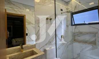 Imagem 6: Casa em condomínio fechado de 350m², com 3 Suítes(Sendo 1 suíte com Closet e sacada) e 2 V