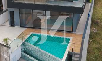 Imagem 2: Casa em condomínio fechado de 350m², com 3 Suítes(Sendo 1 suíte com Closet e sacada) e 2 V